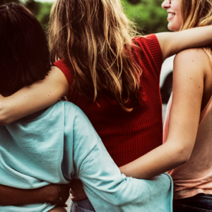 Mujeres de espalda abrazándose